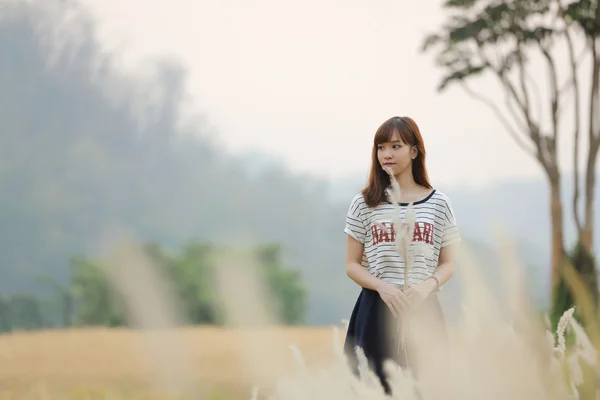 Jeune femme dans le blé — Photo