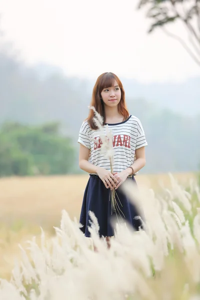 Young woman in wheat — Stock Photo, Image