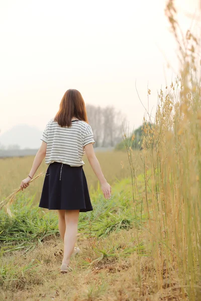 Young woman in wheat — Stock Photo, Image