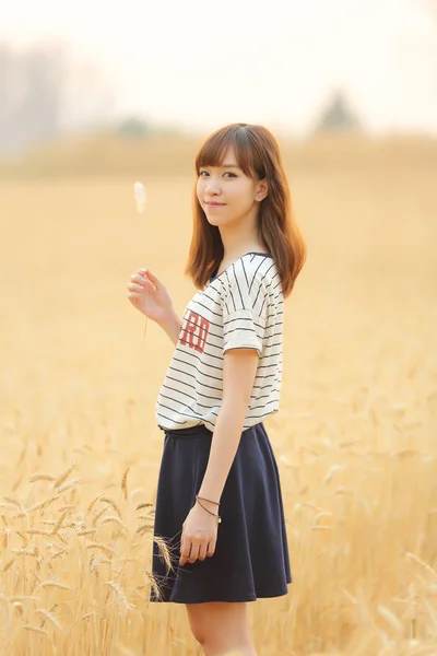 Молодая женщина в пшенице — стоковое фото