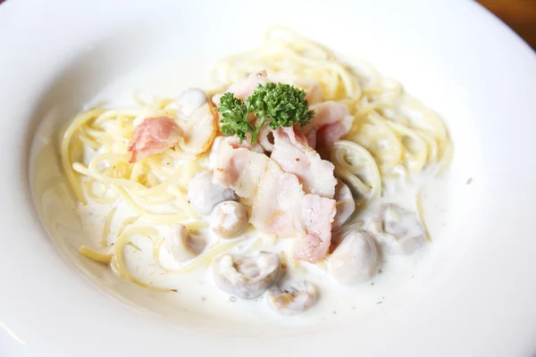 Spaghetti white sauce with bacon — Stock Photo, Image