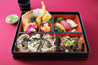 Japon Bento suşi ve soba