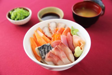 suşi don, çiğ somon balığı ahtapot pirinç