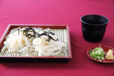 Kızarmış karidesli soba noodle
