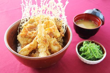 Kızarmış tempura karides Japon tarzı ile pirinç