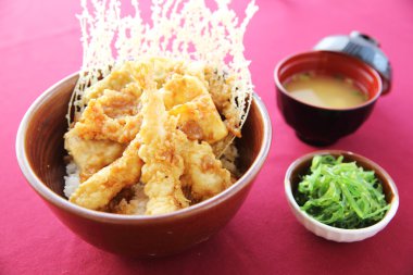 Kızarmış tempura karides Japon tarzı ile pirinç