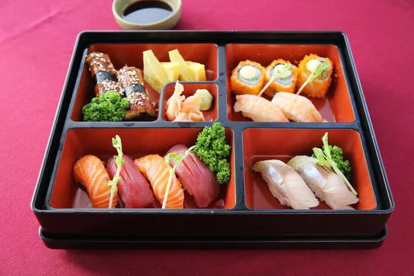 Japanisches Bento Sushi und Soba — Stockfoto