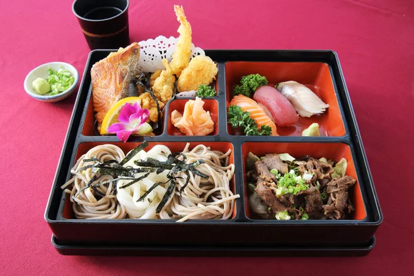 Japonez Bento sushi și soba — Fotografie, imagine de stoc