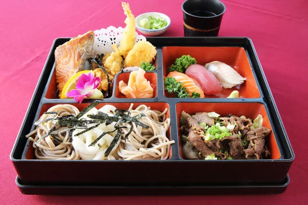 Japonez Bento sushi și soba — Fotografie, imagine de stoc