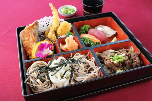 Japonez Bento sushi și soba — Fotografie, imagine de stoc