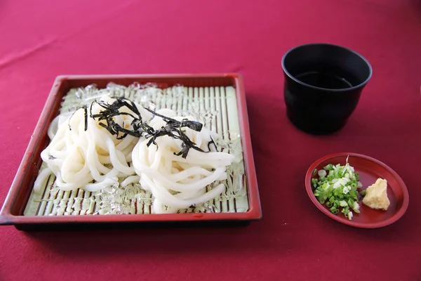 Soba Nudeln mit gebratenen Garnelen — Stockfoto