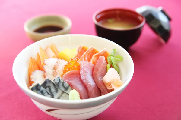 Sushi don, ton crud caracatiță pe orez — Fotografie, imagine de stoc