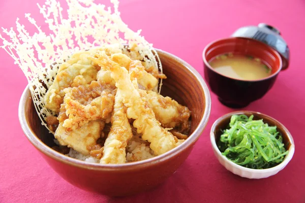 Ρύζι με γαρίδες τεμπούρα τηγανητό ιαπωνικό στυλ — Φωτογραφία Αρχείου