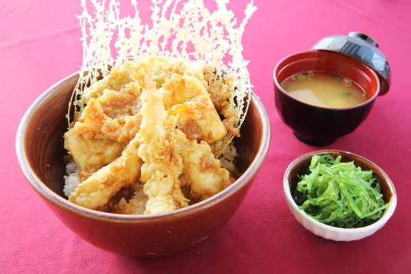 Riz avec Tempura Crevettes frites style japonais — Photo