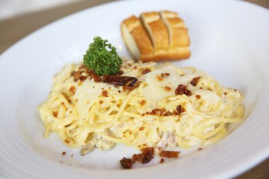 Pastırma ve peynirli spagetti.