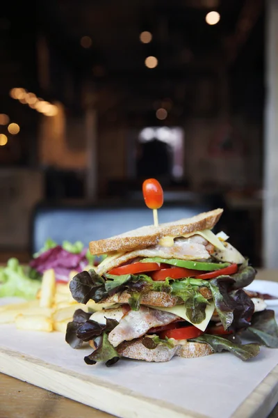 Sándwich Club con fondo de madera — Foto de Stock