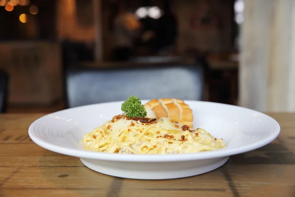 Spaghetti carbonara met spek en kaas — Stockfoto