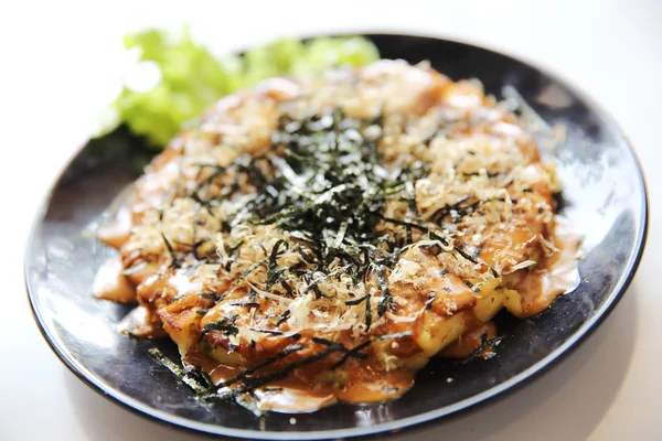 Japońskie jedzenie okonomiyaki, Japońska pizza — Zdjęcie stockowe