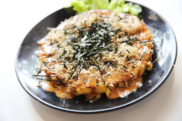 Japońskie jedzenie okonomiyaki, Japońska pizza — Zdjęcie stockowe