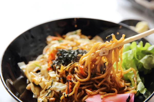 Cozinha japonesa, macarrão frito Yakisoba — Fotografia de Stock