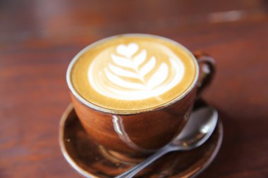 ahşap zemin üzerinde kahve