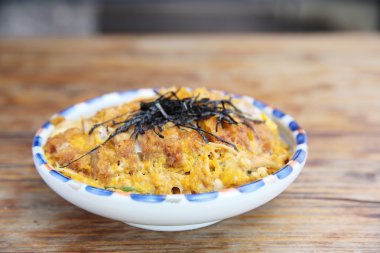 Katsudon derin kızarmış domuz pirzola pirinç yumurta ile
