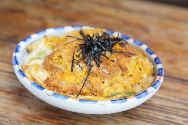 Katsudon derin kızarmış domuz pirzola pirinç yumurta ile