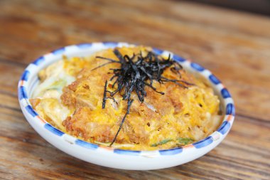 Katsudon derin kızarmış domuz pirzola pirinç yumurta ile