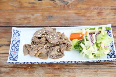 Japon yemekleri zencefil kızarmış biftek