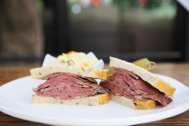 Sandviç kızartma sığır pastırması ile