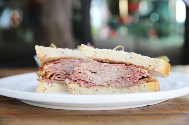 Sandviç kızartma sığır pastırması ile