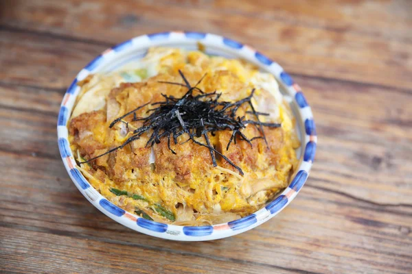 Côtelette de porc frite Katsudon avec oeuf sur riz — Photo