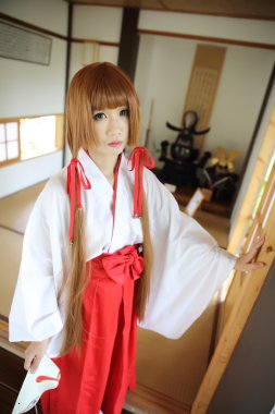 Geleneksel kıyafet Miko Japon kadınlarda