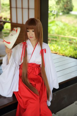 Geleneksel kıyafet Miko Japon kadınlarda