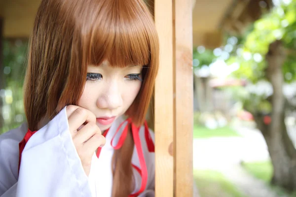 Mujeres japonesas en vestido tradicional Miko —  Fotos de Stock