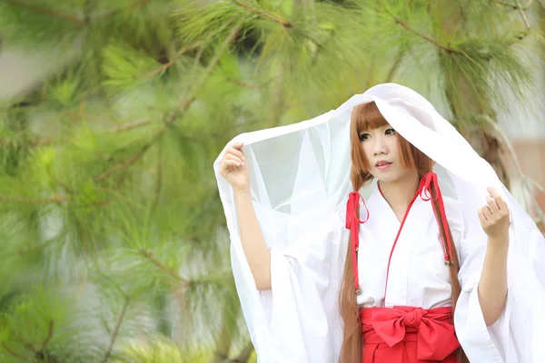 Perempuan Jepang dalam Dress Miko Tradisional — Stok Foto