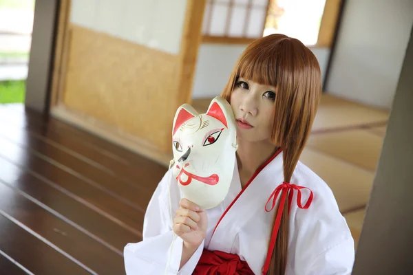 Perempuan Jepang dalam Dress Miko Tradisional — Stok Foto