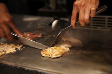 Sebzeli biftek teppanyaki Japon mutfağı.