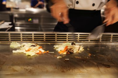 Sebzeli biftek teppanyaki Japon mutfağı.