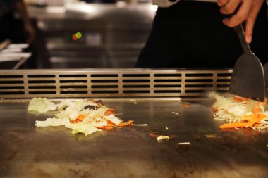 Sebzeli biftek teppanyaki Japon mutfağı.