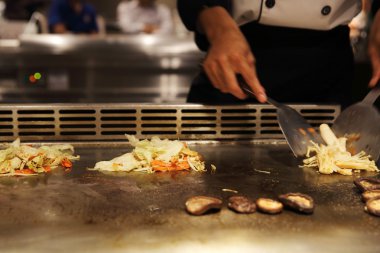 Sebzeli biftek teppanyaki Japon mutfağı.