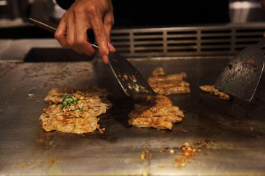 Sebzeli biftek teppanyaki Japon mutfağı.