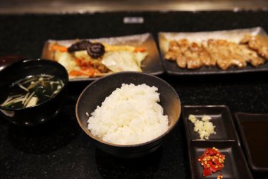 Sebzeli biftek teppanyaki Japon mutfağı.