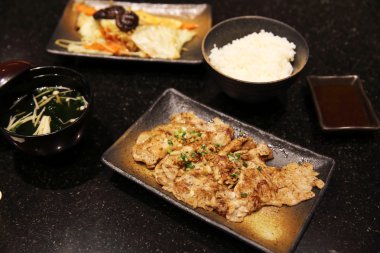 Sebzeli biftek teppanyaki Japon mutfağı.
