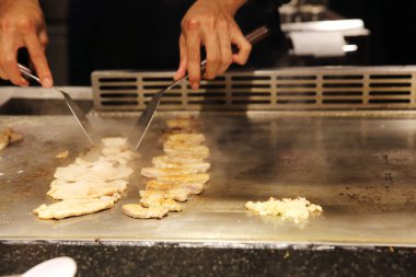 Sebzeli biftek teppanyaki Japon mutfağı.