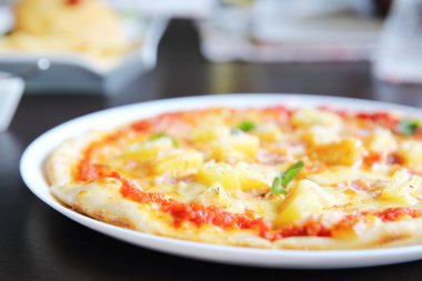 Pizza hawaii pişmiş