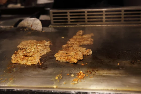 Nötkött med grönsaker teppanyaki Japansk matlagning — Stockfoto
