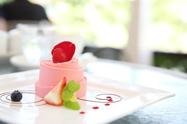 Torta di fragole con rosa — Foto Stock