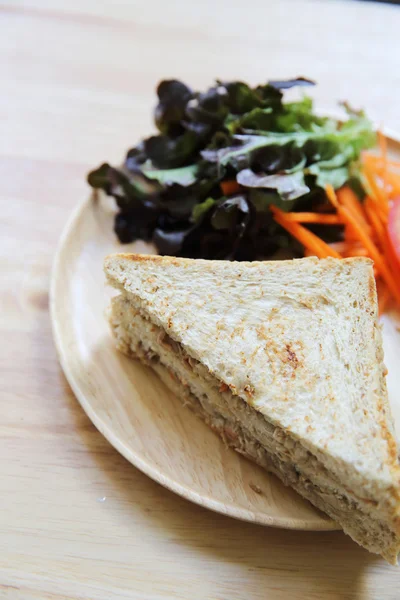 Thunfisch-Sandwich auf Holz-Hintergrund — Stockfoto