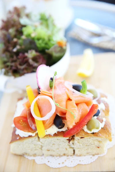 Salmão fumado com pão — Fotografia de Stock